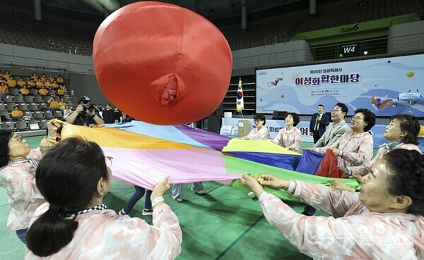 화성시여성단체협의회 회원들이 명랑운동회 프로그램에 참여해 협동 놀이를 즐기며 화합의 시간을 보내고 있다. (사진=화성시)