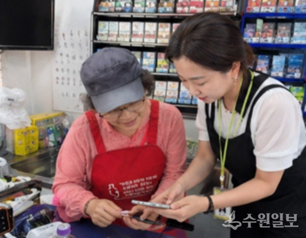 구리도시공사 직원이 65세 이상 판매소 운영자를 찾아가 종량제봉투 주문 프로그램 현장 방문교육을 펼치고 있다. (사진=구리도시공사)