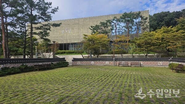 광교역사공원에서 야외 예식을 할 수 있는 공공예식장 수원새빛뜰·광교 전경.(사진=수원시)