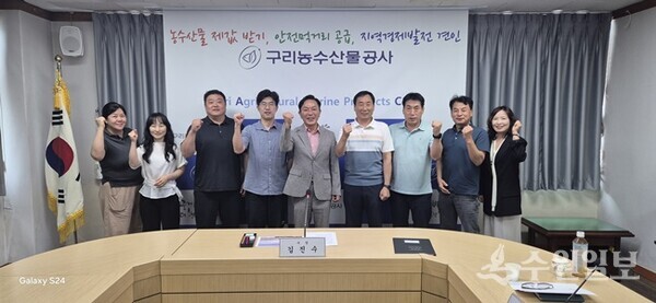 김진수 구리농수산물공사 사장(가운데)이 ‘2026년 상반기 안전보건경영위원회’를 개최한 뒤 안전·보건 전문가 및 근로자 대표와 함께 파이팅을 외치고 있다. (사진=구리농수산물공사)