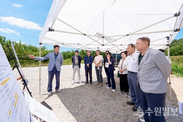 조용호 오산시장 당선인 인수위원회 위원들이 서부로 우회 임시 연결도로 현장을 확인하고 있다. (사진=조용호 오산시장 당선인 인수위)