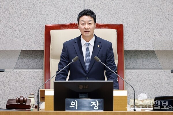김진경 경기도의회 의장이 24일 ‘제391회 정례회’ 제2차 본회의를 끝으로 제11대 의회의 공식 의사일정을 최종 마무리하며 폐회사를 하고 있다. (사진=경기도의회)