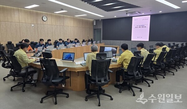 경기도와 경기남·북부경찰청, 경기도소방재난본부 관계자들이 24일 도청 자연재난상황실에서 ‘경기 재난안전협의체’ 첫 회의를 갖고 있다. (사진=경기도)
