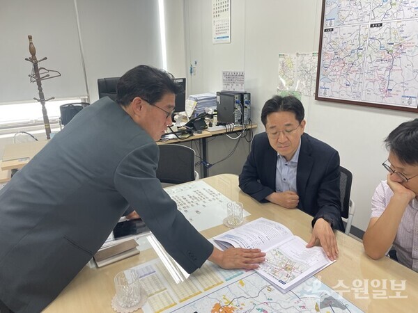 윤성진 화성시 제1부시장이 24일 국토교통부 대광위와 시 교통 대책에 대해 논의하고 있다. (사진=화성시)