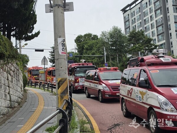 구리소방서가 소방차 길 터주기 훈련을 실시하고 있다. (사진=구리소방서) 