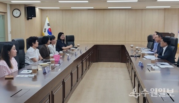 손영희 한국여성경제인협회 경기동부지회장(왼쪽 세번쨰) 등 여성기업인 대표와 강신면 서울지방조달청장(오른쪽 두번째)이 간담회를 갖고 있다. (사진=한국여성경제인협회 경기동부지부)