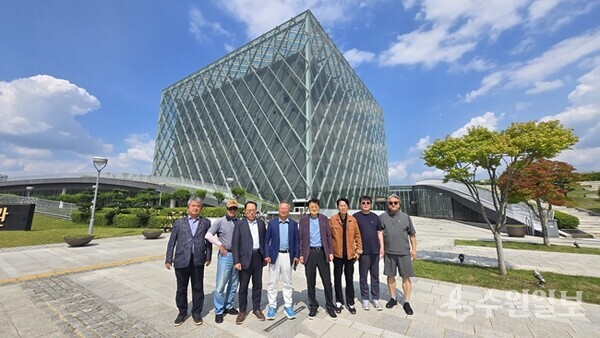 한국지역인터넷신문협의회 회원들이 대통령기록관을 방문, 기념촬영을 하고 있다. (사진=한국지인협)