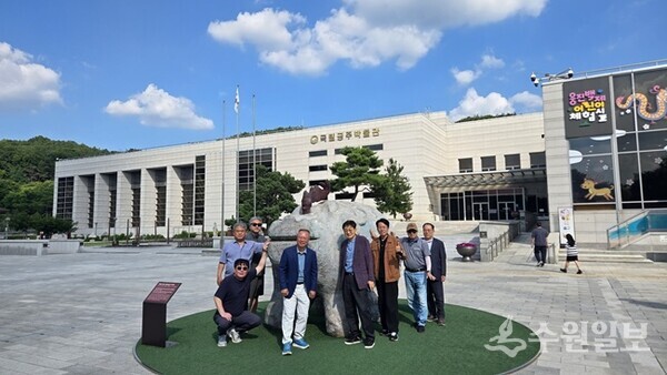 한국지역인터넷신문협의회 회원들이 국립공주박물관을 방문, 기념촬영을 하고 있다. (사진=한국지인협)