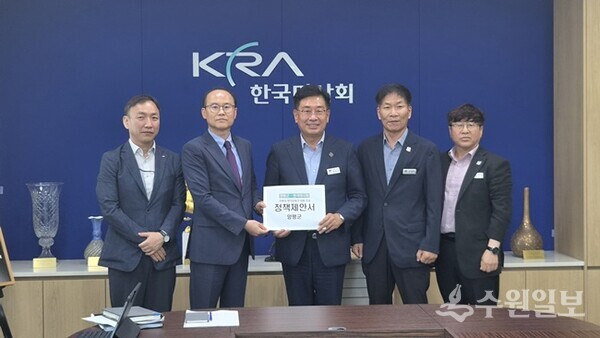 전진선 양평군수(가운데)가 한국마사회 관계자들을 만나 경마장 유치 제안 설명을 한 뒤 기념촬영을 하고 있다. (사진=양평군)
