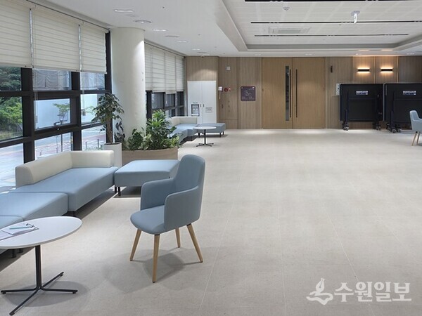 주민들이 편안하게 이용할 수 있도록 개방감을 갖춰 조성된 망포1동 행정복지센터 2층 라운지.(사진=수원시)