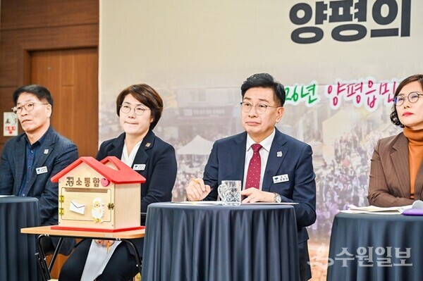전진선 양평군수(오른쪽 두번째)가 양평읍민들과 소통한마당 행사를 갖고 있다. (사진=양평군)