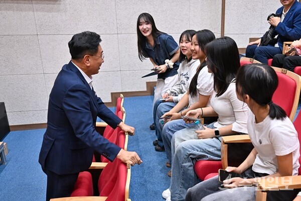 전진선 군수가 청소년들과 소통의 시간을 갖고 있다. (사진=양평군)