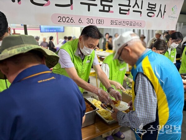 이계문 남양주도시공사 사장(정면)이 ‘화도비전무료급식소’에서 취약계층 어르신들을 위한 무료 급식 봉사활동을 벌이고 있다. (사진=남양주도시공사)
