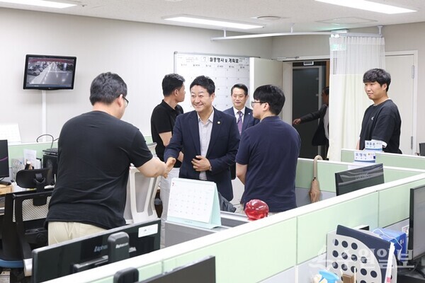 김진경 경기도의회 의장(정면)이 30일 의회사무처 전 부서를 찾아 직원들과 마지막 인사를 나누고 있다. (사진=경기도의회)