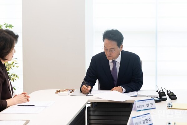 안민석경기도교육감이 제1호 결재인 ‘폰 프리 스쿨 추진계획’에 서명하고 있다.(사진=경기도교육청)