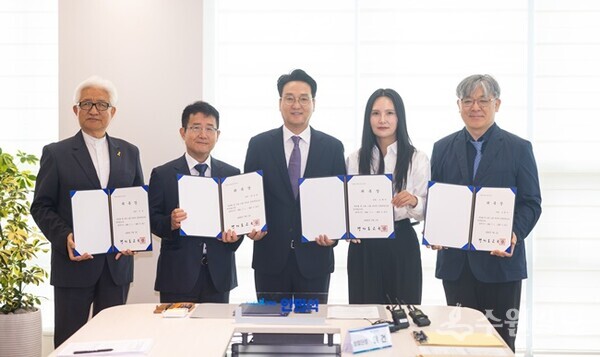 안민석 경기도교육감이 1일  이건 상임단장, 최승일 공동단장, 조현미 공동단장, 김현수 공동단장을 폰 프리 스쿨 추진단으로 위촉했다.(좌측부터 사진=경기도교육청)