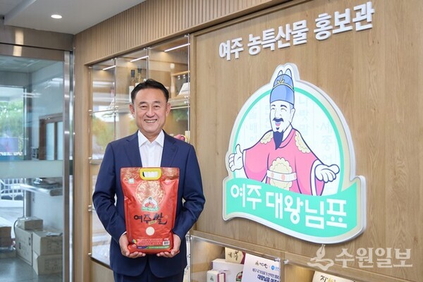 이충우 여주시장이 민선9기 출범일인 1일 농업기술센터 청사 내 '농특산물 홍보관'을 시민들에게 처음 공개하고 있다. (사진=여주시)