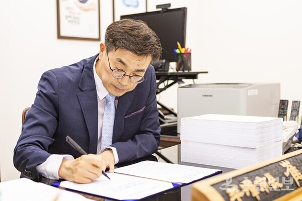 최원용 평택시장이 1호 문서를 결재하고 있다. (사진=평택시)