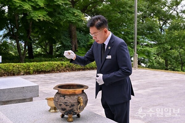 전진선 양평군수가 충혼탑을 찾아 참배를 하고 있다. (사진=양평군)