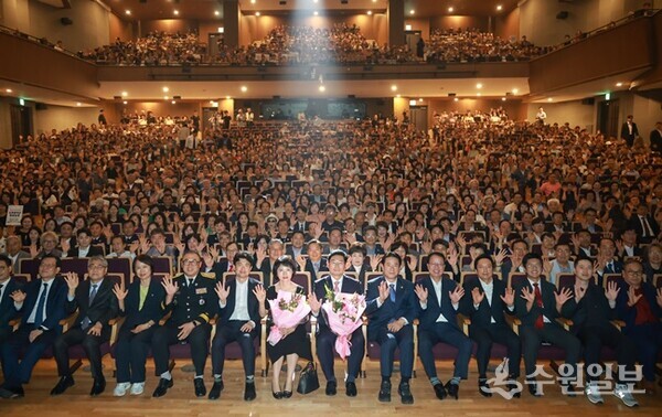 이상일 용인특례시장(앞줄 가운데)이 1일 용인포은아트홀에서 열린 취임식에서 참석자들과 함께 하고 있다. (사진=용인시)