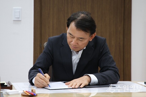 최현덕 남양주시장이 취임 첫 결재 안건인 ‘헌법친화도시 남양주 실현을 위한 기본 조례안’을 결재하고 있다. (사진=남양주시)