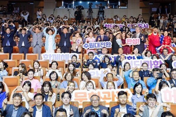 이재준 시장이 시민들과 함께하고 있다. (사진=수원시)