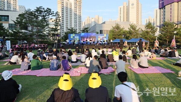 민선 9기 안성시 출범식이 열린 아양도서관 옆 잔디광장에서 시민들이 잔디밭에 돗자리를 깔고 공연을 관람하고 있다. (사진=안성시)