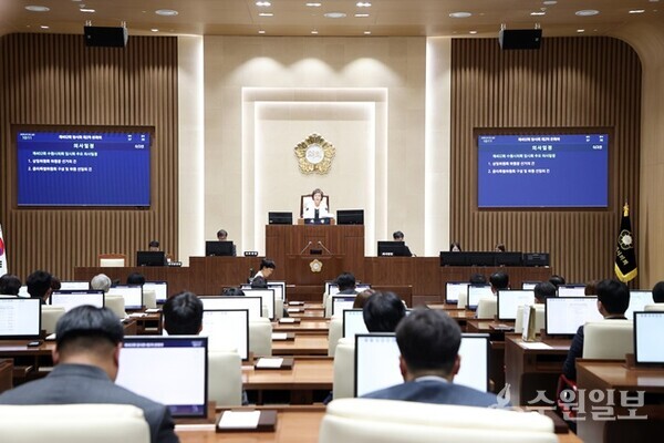 수원시의회 제2차 본회의서 6개 위원장을 선출하고있다.(사진=수원시의회)