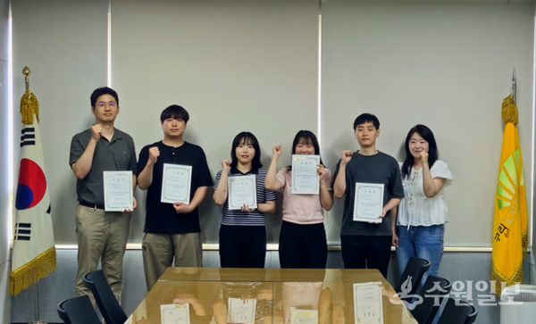 구리도시공사 참여형 회계교육 프로그램인 '쉽게 이해하는 지출학교'를 이수한 신규 직원들이 기념촬영을 하고 있다. (사진=구리도시공사)