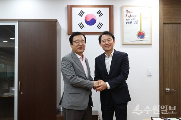 최현덕 남양주시장(오른쪽)과 이현재 하남시장이 기념촬영을 하고 있다. (사진=남양주시)