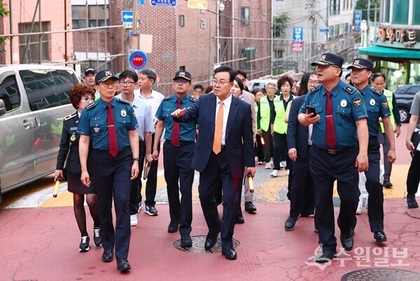 김성제 의왕시장(가운데)이 오전다구역 일대에서 민관경 합동 범죄예방 순찰을 실시하고 있다. (사진=의왕시)