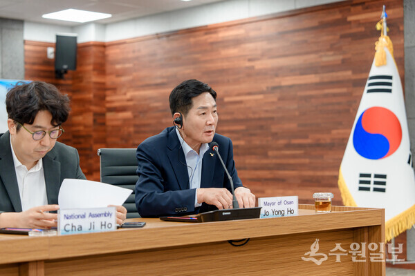 조용호 오산시장(오른쪽)이 글로벌 기후·건강·인공지능 협력 플랫폼 구축을 위한 첫 전략회의에서 인사말을 하고 있다. (사진=오산시)