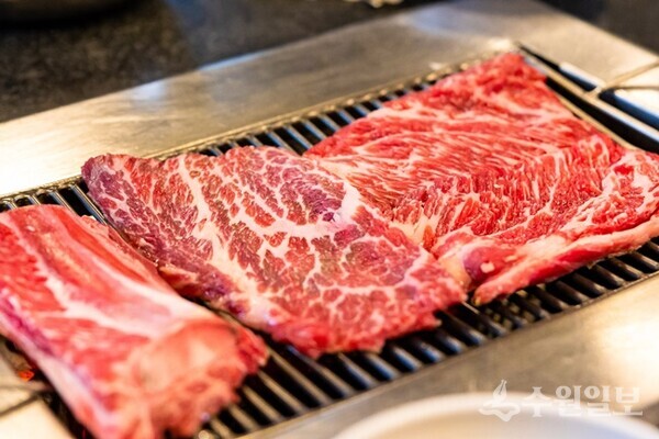 수원의 한 갈빗집에서 불판에 올려 굽고 있는 수원갈비(사진=수원시)