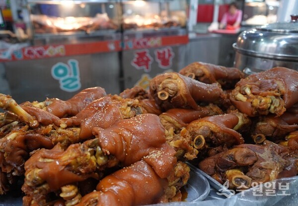 수원 권선종합시장의 한 상점에 막 나온 족발.(사진=수원시)