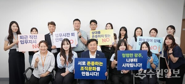박관열 시장(앞줄 왼쪽 세번째)이 각 부서 직원들과 소통의 시간을 가진 뒤 기념촬영을 하고 있다. (사진=광주시)