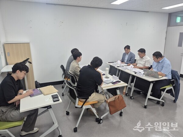 화성미래비전위원회 화성순환철도구축 구상 TF팀 관계자들이 순환철도 노선 구축 방안에 대해 회의를 진행하고 있다. (사진=화성시)