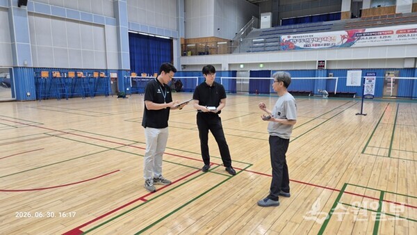 가평군 관계자들이 ‘제20회 경기도장애인생활체육대회’의 성공 개최를 위해 경기장 안전점검을 하고 있다. (사진=가평군)
