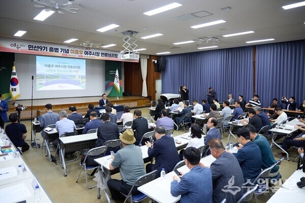 이충우 여주시장이 8일 민선 9기 출범 첫 정책브리핑을 갖고 있다. (사진=여주시) 