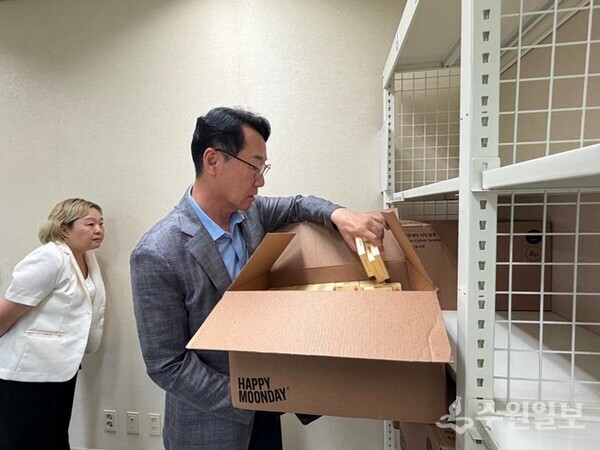 정명근 화성특례시장이 유앤아이센터를 방문해 공공생리대 비치 준비 현장을 점검하고 있다. (사진=화성시)
