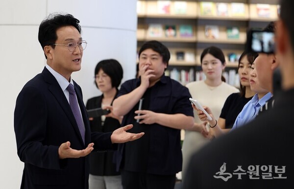안민석교육감이 스피드게이트 철거와 관련 교육 관계자들에게 설명하고 있다.(사진=경기도교육청)