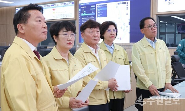남종섭 의장(가운데)을 비롯한 경기도의회 의장단과 교섭단체 대표의원들이 경기도 재난상황실을 긴급 방문, 관계자의 기상전망과 호우 대처상황에 대한 설명을 경청하고 있다. (사진=경기도)