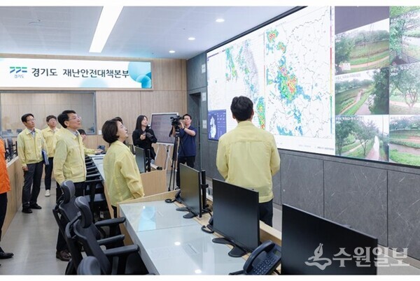 지난 6일 오전 경기도청 재난안전대책본부에서 추미애 경기도지사가 여름철 풍수해 대비 종합 대책 관련 보고를 받고 있다. (사진=경기도)