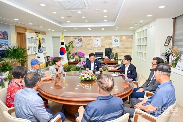 전진선 양평군수(정면)가 ‘군민과 함께! 목요일은! 소통하는 군수실’을 운영하고 있다. (사진=양평군)