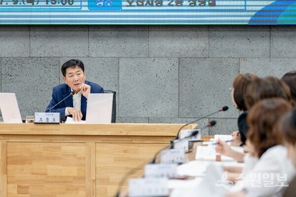 조용호 오산시장이 9일 복지교육국, 중앙도서관, 차량등록사업소, 오산교육재단의 업무보고회에서 발언을 하고 있다. (사진=오산시)