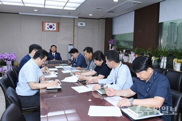 신동화 구리시장(정면)이 '구리토평2 공공주택지구 조성사업'의 현안사항 보고회를 주재하고 있다. (사진=구리시)