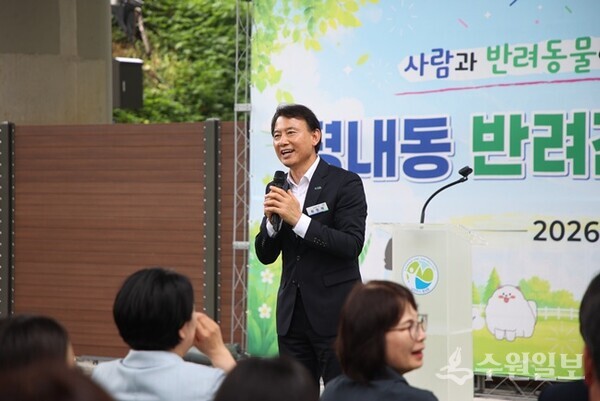 최현덕 시장이 평내동 반려견 놀이터 개장식에서 인사말을 하고 있다. (사진=남양주시)