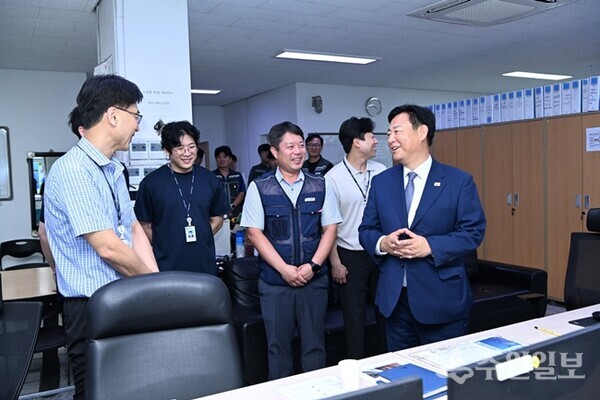 신동화 구리시장(오른쪽 첫번째)이 현업 부서 직원들과 의견을 나누고 있다. (사진=구리시)