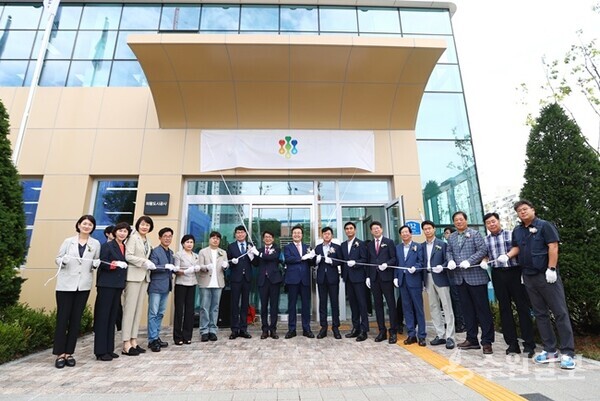 의왕도시공사 신사옥 준공식에서 김성제 의왕시장(가운데)과 노성화 공사 사장(왼쪽 8번째)이 내빈들과 함께 현판식을 갖고 있다. (사진=의왕시)