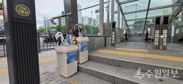 서울시 노원구 중계역 6번 출구에 비치된 재활용 우산. (사진=신천지자원봉사단)
