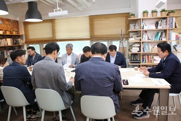 최대호 안양시장(오른쪽)이  주요 현안 사업의 추진 현황을 점검하고 있다. (사진=안양시)